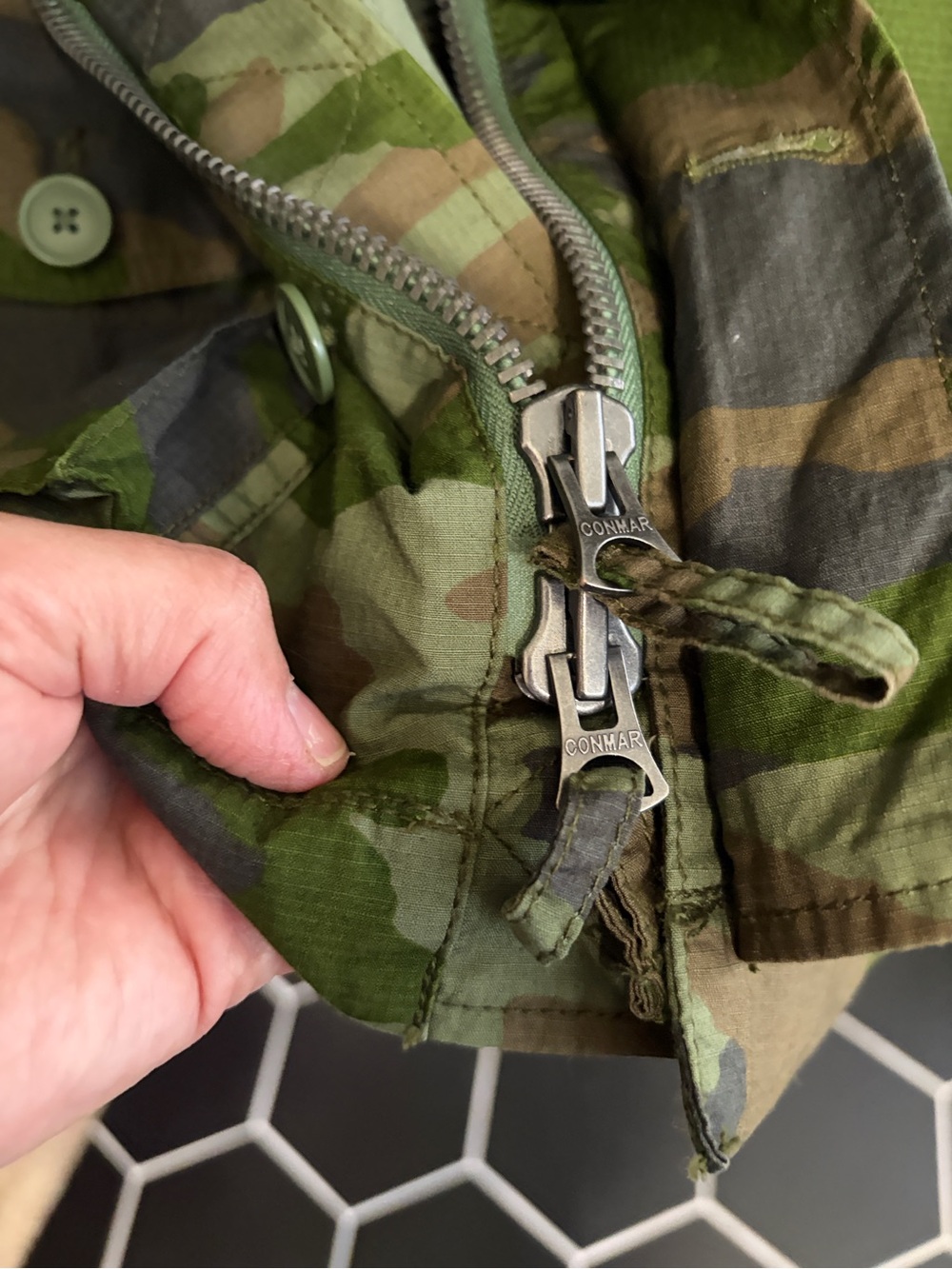 Like new size XS J. Crew Green Camouflage Utility Jacket.Pockets, hood, vintage - Picture 7 of 13